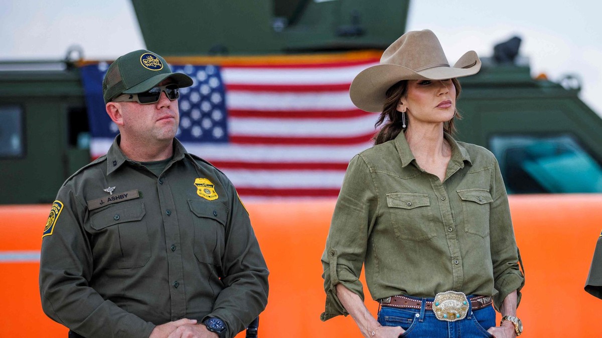 Gibt gern die beinharte Rancherin mit Cowboy-Hut: Kristi Noem Anfang Januar an der texanisch-mexikanischen Grenze in Brownville. DHS Secretary Noem Holds Roundtable Discussion With Texas Ranchers And CBP Personnel In Brownsville, Texas