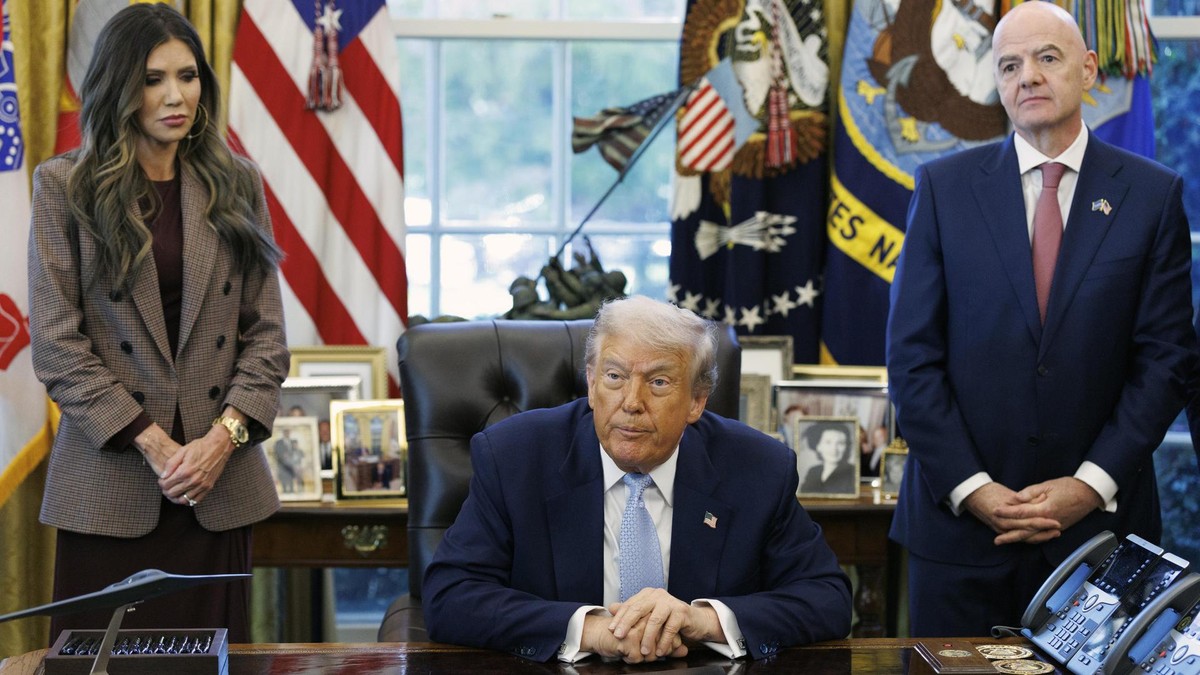 Politisch hauteng mit dem Präsidenten verbunden: Heimatschutzministerin Kristi Noem ist Donald Trumps Bezugsperson für Sicherheitsfragen bei der nahenden Fußball-WM in den Vereinigten Staaten. Rechts: Fifa-Chef Gianni Infantino. Trump FIFA Task Force Meeting in the Oval Office
