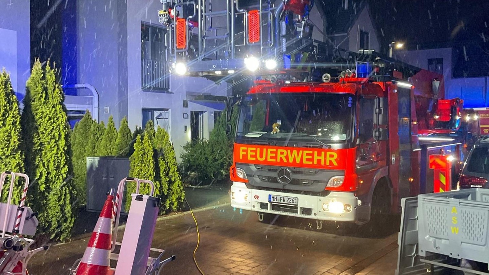 Aufmerksamer Nachbar bemerkt Kellerbrand in Mülheimer Einfamilienhaus