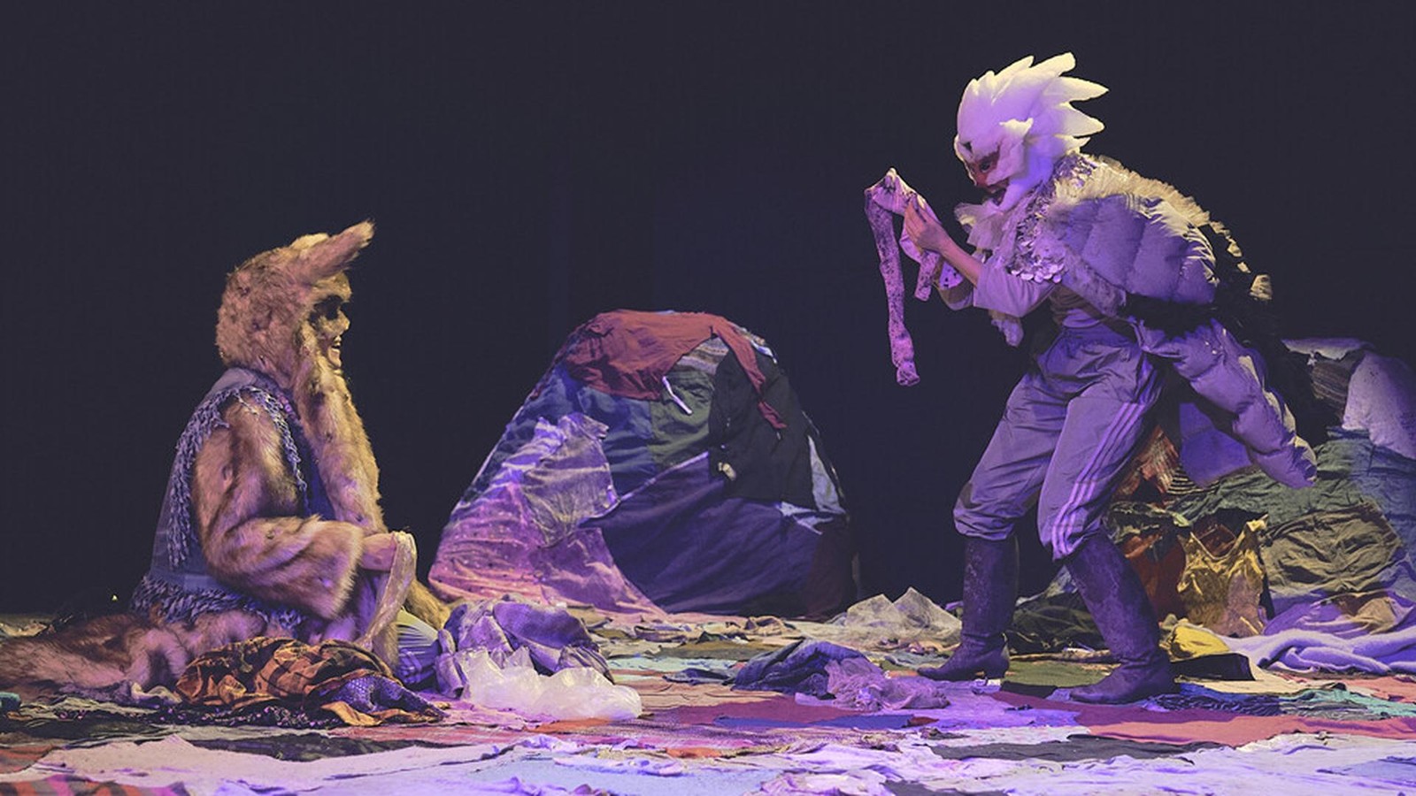 Theaterstück „Der Berg“ in Essen sensibilisiert Kinder für Textilverschmutzung