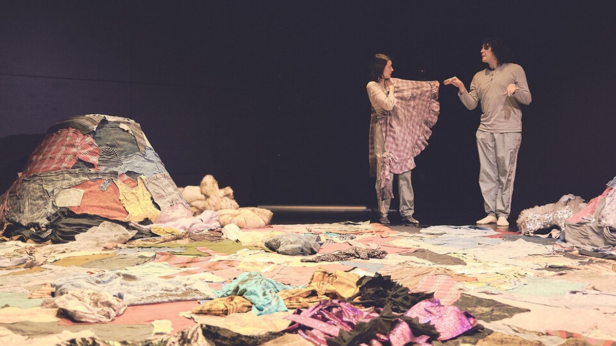 Das mobile Theaterstück „Der Berg“ können Kitas und Grundschulen in Essen für sich buchen. Auf dem Bild: das Schauspiel-Duo Floriane Kleinpaß (links) und Pablo Alvarado (rechts). 