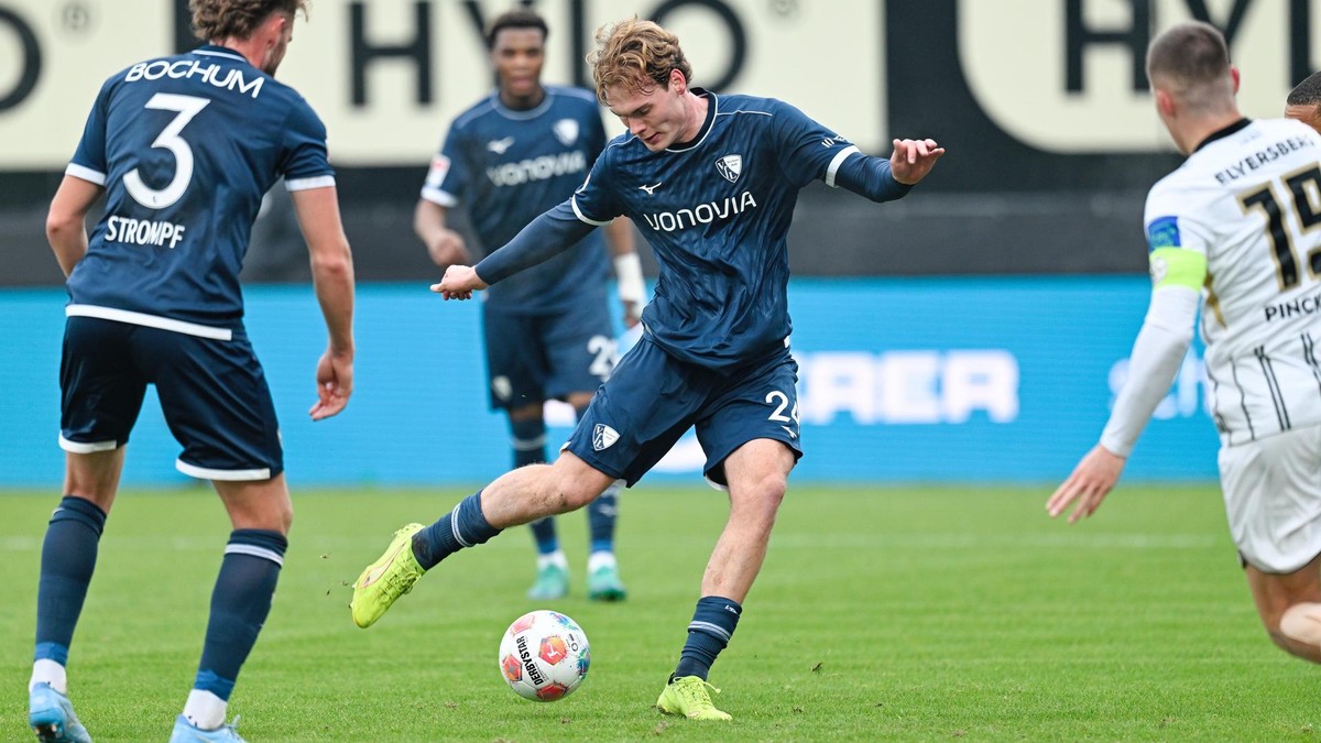 25.01.2026, Saarland, Spiesen-Elversberg: Fußball: 2. Bundesliga, SV Elversberg - VfL Bochum, 19. Spieltag, Ursapharm-Arena an der Kaiserlinde. Mats Pannewig (VfL Bochum) in Aktion. Foto: Uwe Anspach/dpa - WICHTIGER HINWEIS: Gemäß den Vorgaben der DFL Deutsche Fußball Liga bzw. des DFB Deutscher Fußball-Bund ist es untersagt, in dem Stadion und/oder vom Spiel angefertigte Fotoaufnahmen in Form von Sequenzbildern und/oder videoähnlichen Fotostrecken zu verwerten bzw. verwerten zu lassen. +++ dpa-Bildfunk +++ SV Elversberg - VfL Bochum