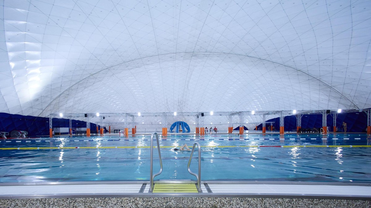 Blick in die Traglufthalle vom Kombibad Seestraße. Ein Tag im Kombibad Seestraße