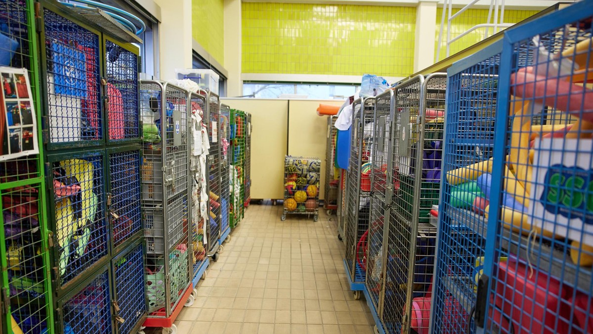 Schwimmhilfen für das Schulschwimmen und den Schwimmunterricht sind im Kombibad Seestraße zu sehen. Ein Tag im Kombibad Seestraße