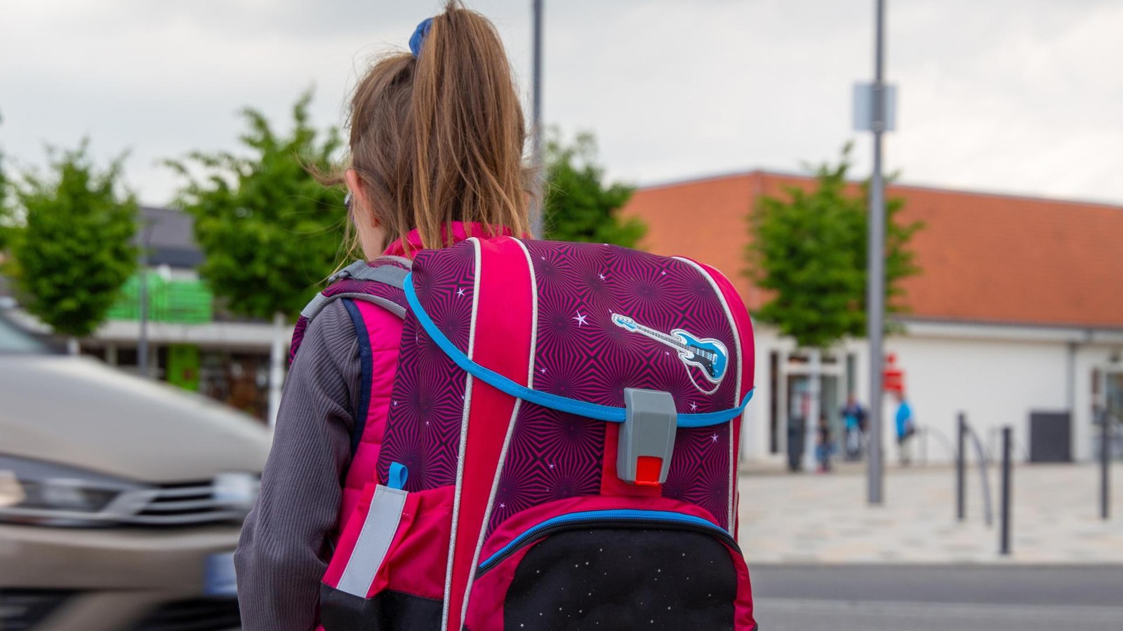 Mann bedrängt Kind (10) bei Winterhuder Schule