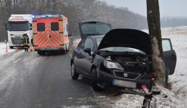Unfall zwischen Halchter und A36: Auto prallt gegen Baum