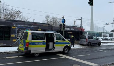 Unfall in Braunschweig: Straßenbahn erfasst Auto