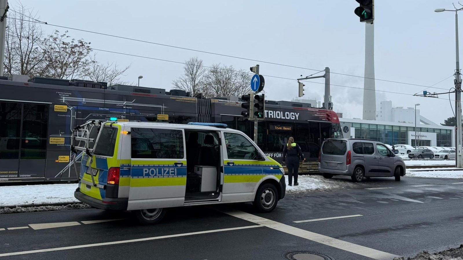 Unfall in Braunschweig: Straßenbahn erfasst Auto