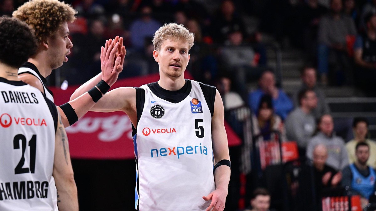 Zsombor Maronka von den Veolia Towers Hamburg klatscht ab.