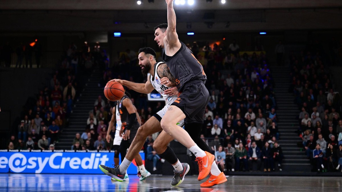 Martin Breunig von den Veolia Towers Hamburg dribbelt.