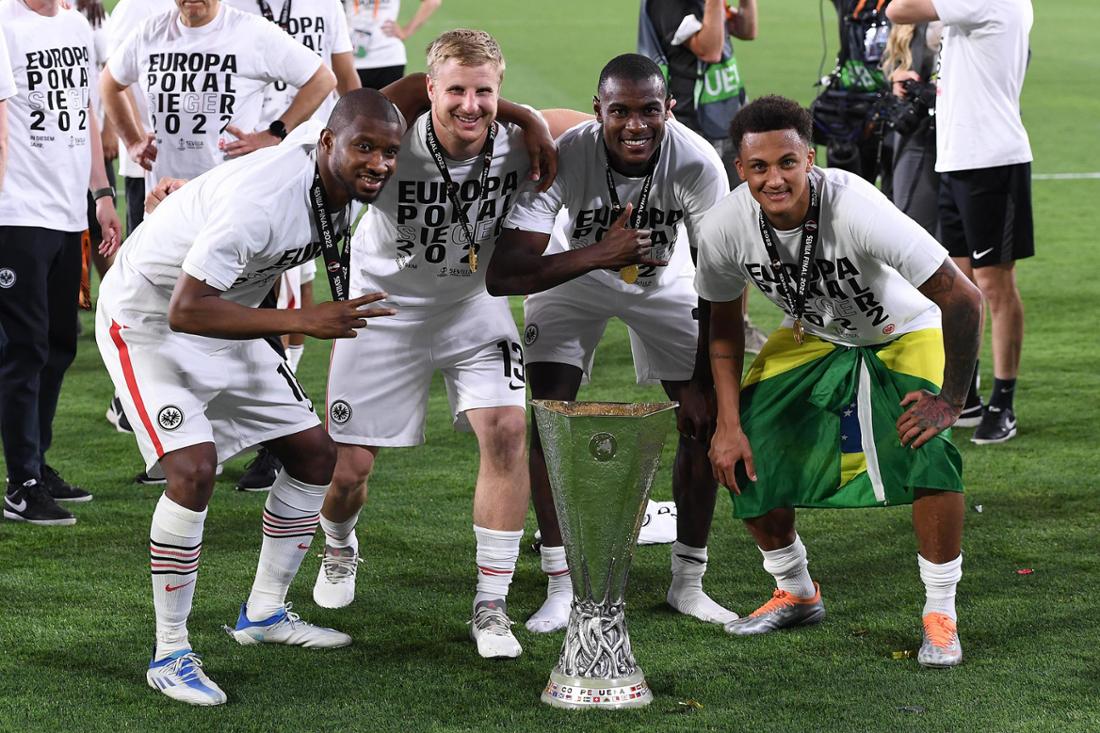 Almamy Touré (l.) gewann 2022 mit Eintracht Frankfurt sensationell die Europa League.