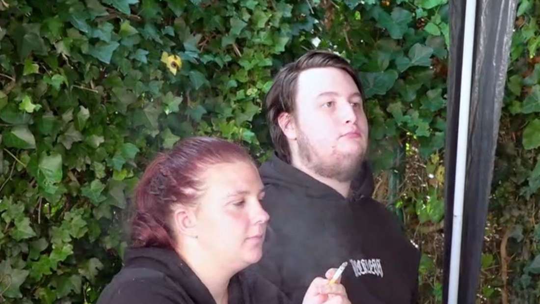 bürgergeld-empfänger lisa und leon sitzen in den Hartz und herzlich jubiläumsfolgen in cindys garten und rauchen