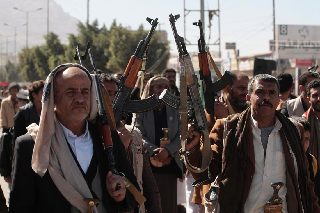 Huthi-Rebellen strecken ihre Waffen in die Luft