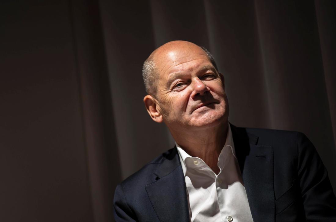 Ex-Bundeskanzler Olaf Scholz verteidigte bei der Vorstellung des Buchs „Das Versagen“ in Berlin die deutschen Waffenlieferungen im Ukraine-Krieg.