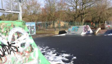 Neuer Kunstrasen kommt im Herbst – Lönsweg-Halle erst ab 2028