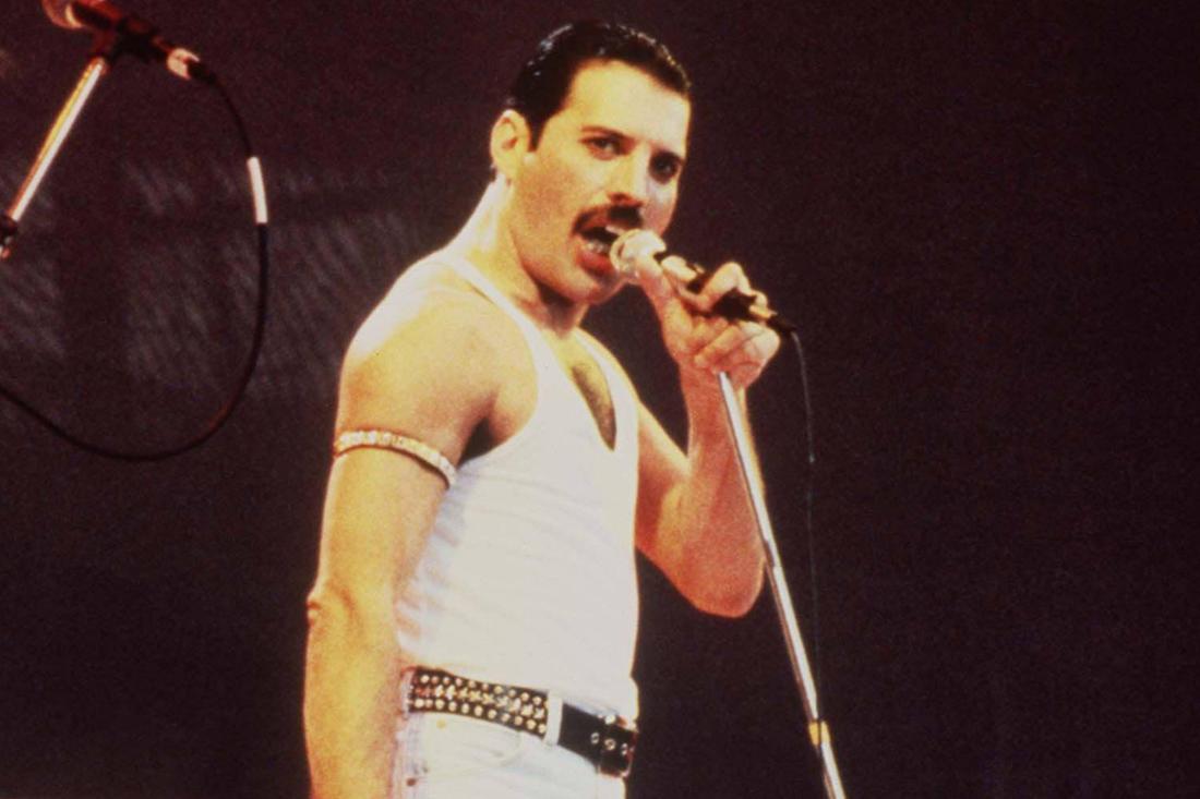 Queen-Leadsänger Freddie Mercury 1985 auf der Bühne beim Live Aid Benefizkonzert im Wembley-Stadion.