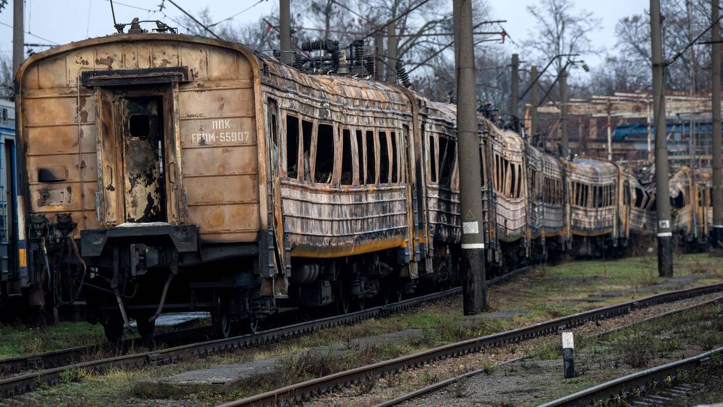 Durch russischen Beschuss zerstörte Waggons. 
