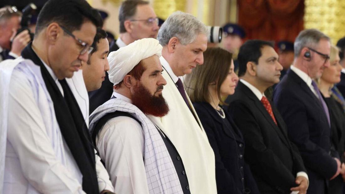 Mehrere Menschen in einer Reihe nebeneinander