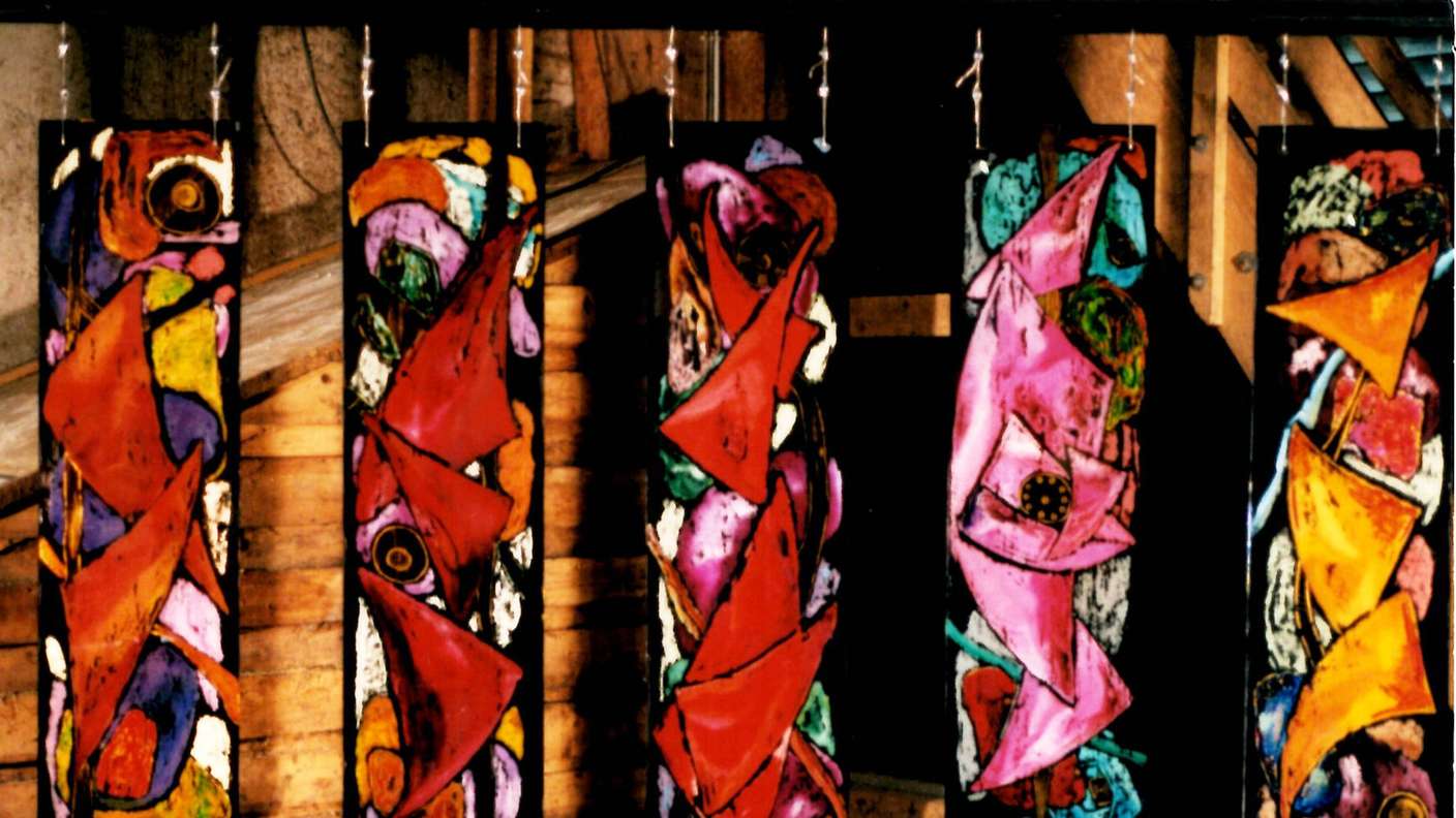 Hinterglasbilder sind farbenfrohe Zeugen von Sylvia Richard-Färbers eindrucksvoller Schaffenskraft.