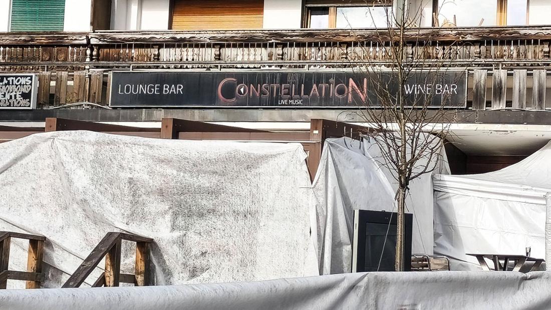 Weiße Planen hängen vor Eingang von Bar