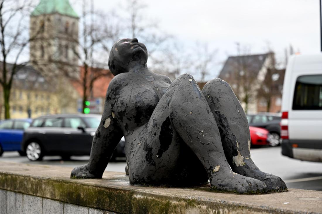 [Foto: © Andreas Rother]   -->   Hamm:  Martine Mallet Figur auf der Mauer an der Sternstraße wird abgebaut.