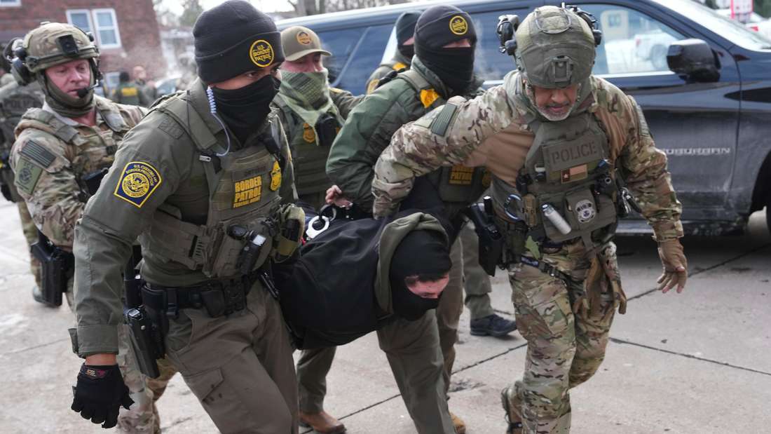 3000 ICE-Agenten jagen in Minneapolis illegale Einwanderer. Proteste gegen ihr rücksichtsloses Vorgehen werden brutal niedergeschlagen.