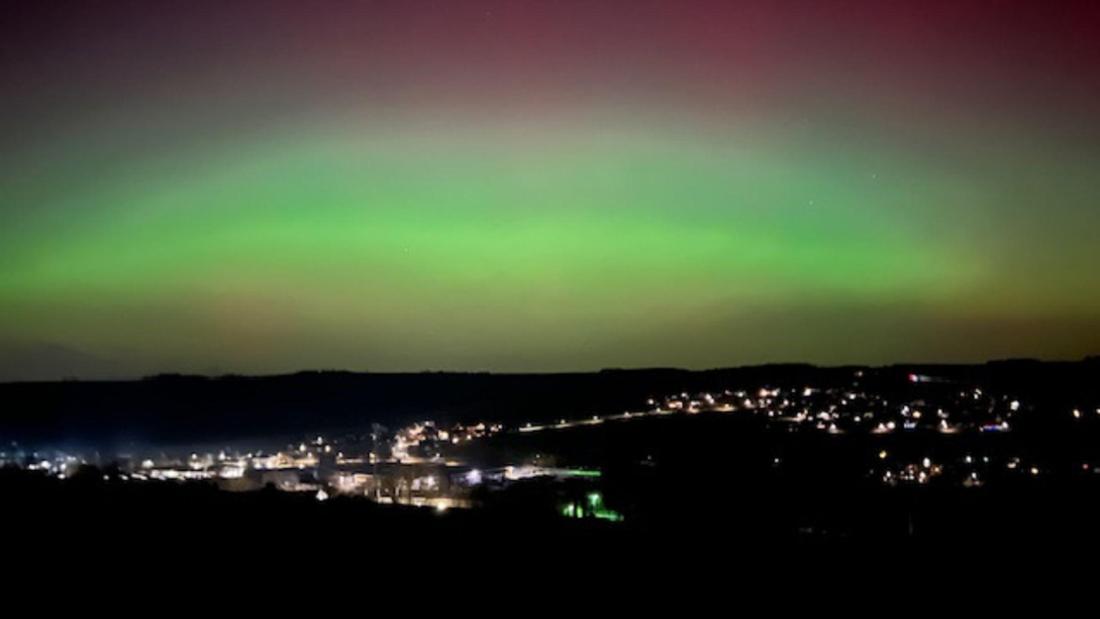 Spektakuläre Aufnahmen waren sogar mit der Handykamera möglich: Fotos der Polarlichter im Sauerland schickte uns Leserin Jessica Janssen aus Sundern-Westenfeld.