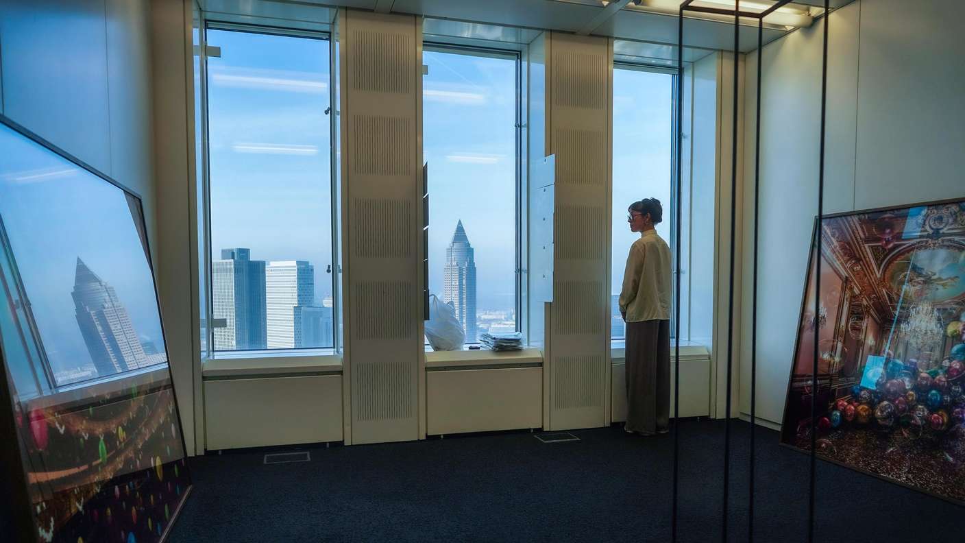 hier: Flávia Junqueira Galerie VossFür KUL (aktuell): wir möchten Sie ganz herzlich zum Presserundgang im ‚House of Galleries‘ am 22. Januar 2026 im TRIANON-Tower in Frankfurt einladen. Die Hängung der Galerien wird voraussichtlich noch nicht abgeschlossen sein, Sie haben dafür die besondere Gelegenheit, Einblicke in den Aufbauprozess von 43 Galerien und die Vorstandsetagen im 42. bis 44. Stock zu erhalten. PresserundgangMittwoch, 22. Januar 2026, 11–12 Uhr, TRIANON, Mainzer Landstraße 16, 60325 Frankfurt am MainChristoph Boeckheler 21.01.2026copyright boeckheler 2026