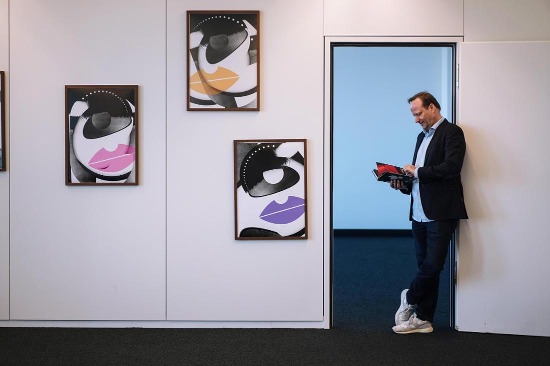 hier: Galerie Kai Middendorff Arbeiten von Markus Weisbeck Für KUL (aktuell): wir möchten Sie ganz herzlich zum Presserundgang im ‚House of Galleries‘ am 22. Januar 2026 im TRIANON-Tower in Frankfurt einladen. Die Hängung der Galerien wird voraussichtlich noch nicht abgeschlossen sein, Sie haben dafür die besondere Gelegenheit, Einblicke in den Aufbauprozess von 43 Galerien und die Vorstandsetagen im 42. bis 44. Stock zu erhalten. PresserundgangMittwoch, 22. Januar 2026, 11–12 Uhr, TRIANON, Mainzer Landstraße 16, 60325 Frankfurt am MainChristoph Boeckheler 21.01.2026copyright boeckheler 2026