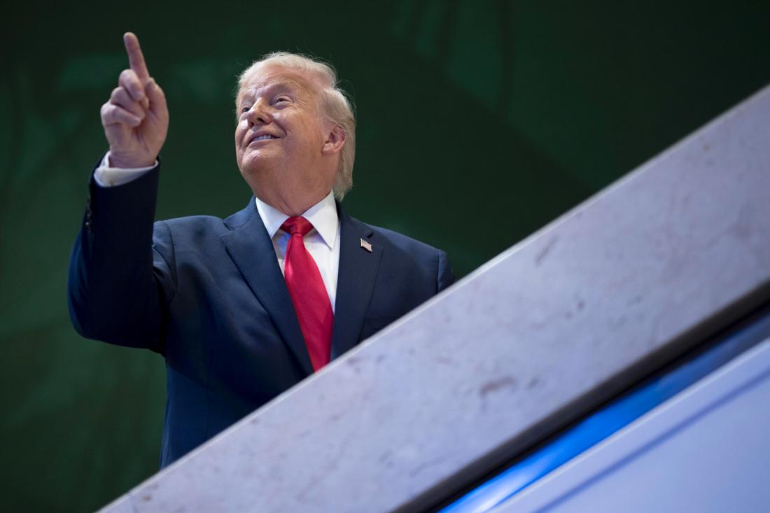 US-Präsident Donald Trump gestikuliert auf dem Flur nach seiner Rede während der Jahrestagung des Weltwirtschaftsforums in Davos.