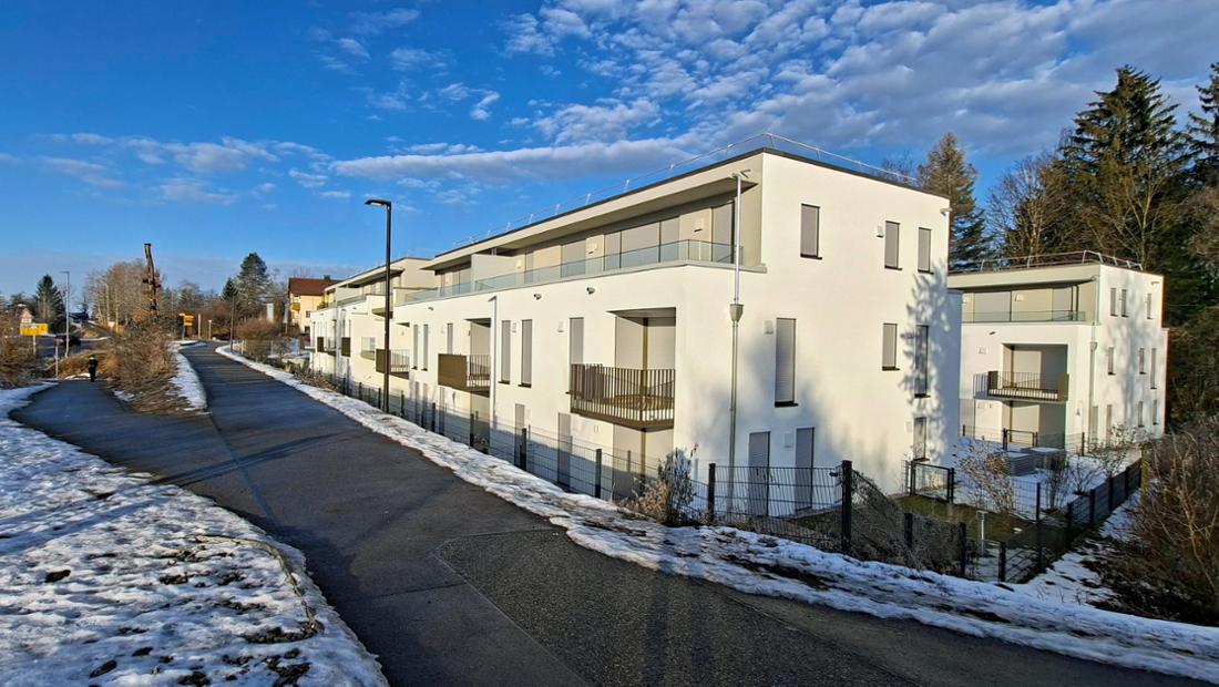 Penzberg - Alle Rolladen sind unten: Die beiden neuen Mehrfamilienhäuser mit 33 Mietwohnungen an der Ecke von Schloßbichl, Seeshaupter Straße und Weidenweg sind immer noch nicht bewohnt. 1/2026
