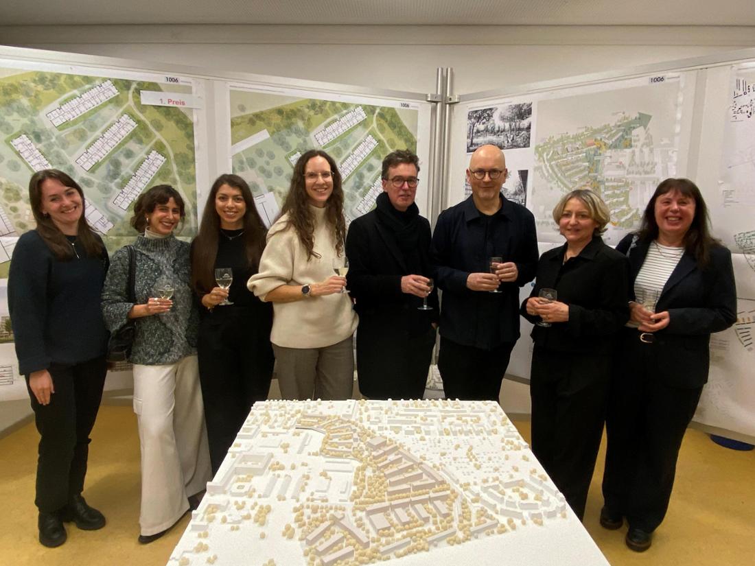 Die Sieger des Architekturwettbewerbes stossen mit den Auftraggebern von der BIMA auf ihren Erfolg an (v.l.): Lea Schön, Eduarda Poubel Sarah Shah (bogevishs), Sarah Sojka, Jürgen Huber (graber huber lipp), Rainer Hofmann (bogevishs), Doris Schönberger-Rau, Ilona Stangler (BImA)
