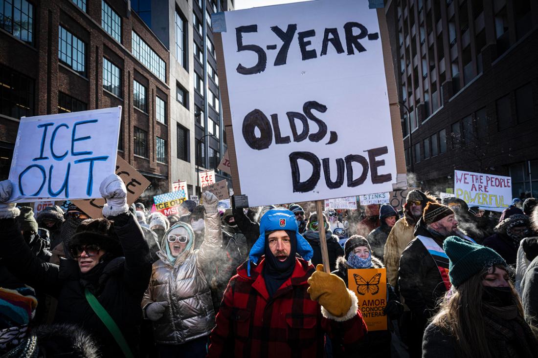 Ein Demonstrant in Minneapolis protestiert gegen das Vorgehen der Einwanderungsbehörde