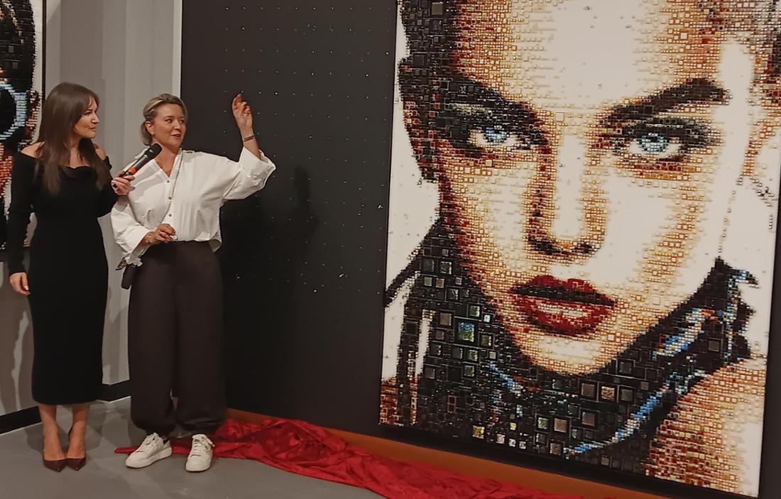 Die Moderatorin Madeline Zilch mit der Künstlerin Isabelle Scheltjens nach der Enthüllung des neuesten und größten Werks