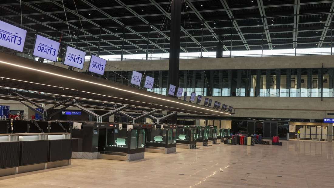 Zum Beginn des Testbetriebs am neuen Terminal 3 des Frankfurter Flughafens bestehen bestehen die Systeme für die europäische Ein- und Ausreise aus provisorischen Pappkartons. Insgesamt etwa 8.000 Komparsen sollen die Abläufe des neuen Terminals probehalber durchlaufen. Mitte April soll es dann offiziell eröffnet werden.