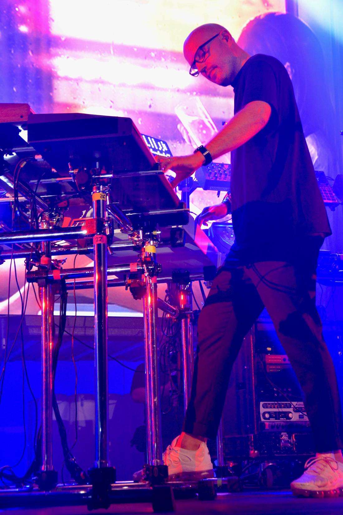 Der Musiker aus Visselhövede arbeitet bei Auftritten auch mit Lichteffekten.