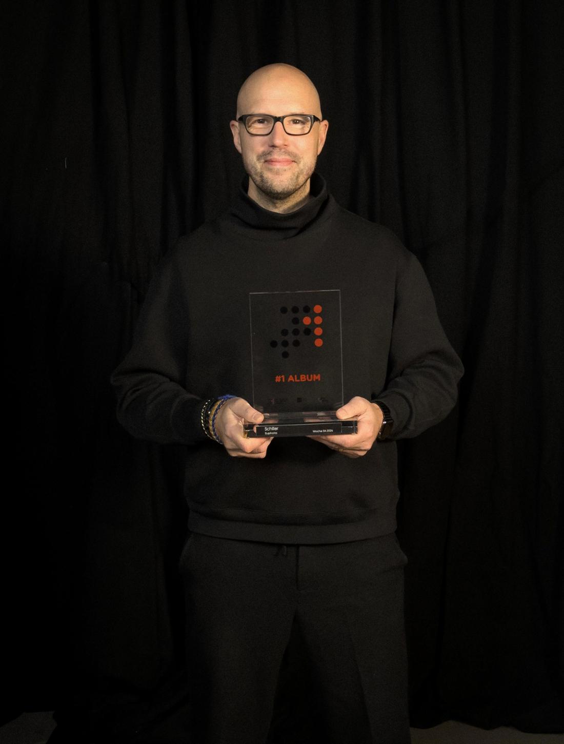 Schiller erhält für die gute Chart-Platzierung eine Auszeichnung. 