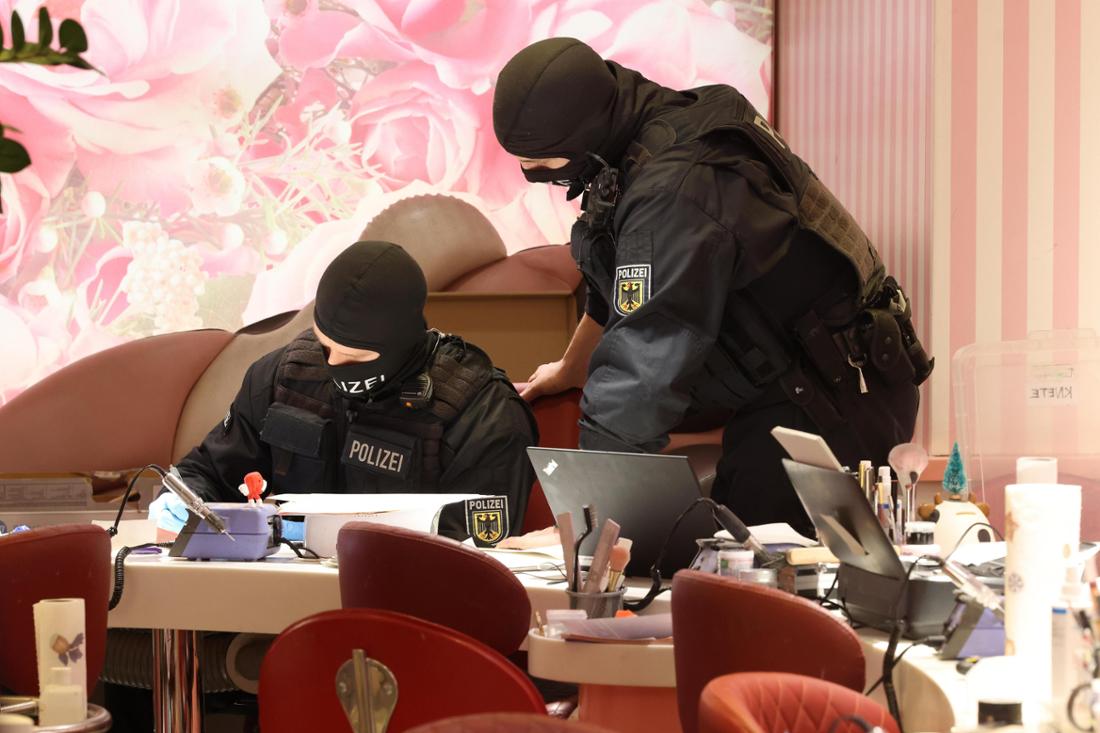 Einsatzkräfte der Bundespolizei durchsuchen ein Nagelstudio. Im Kampf gegen das Schleusen von Arbeitskräften nach Deutschland und die Schwarzarbeit in Nagelstudios haben am Mittwoch über 1000 Einsatzkräfte von Bundespolizei, Zoll, Steuerfahndung und Staatsanwaltschaft in mehreren Bundesländern Haftbefehle vollstreckt und Räume durchsucht. +++ dpa-Bildfunk +++
