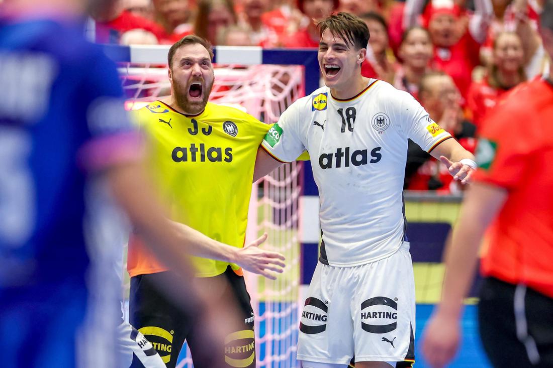 Andreas Wolff (l.) und Julian Köster jubeln nach dem Sieg gegen Frankreich.