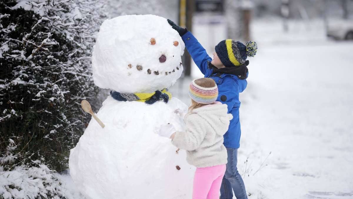 Die Redaktion baut heute den größten Schneemann der Stadt