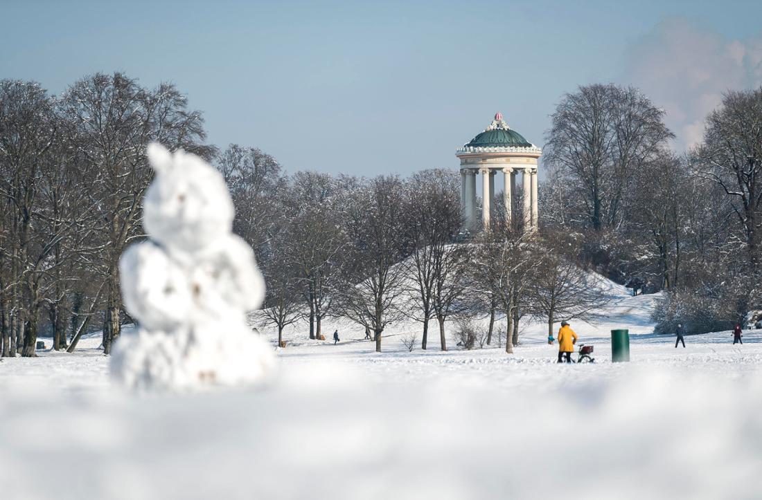 Unsere Aktion steigt auf der Wiese gegenüber des Monopteros.