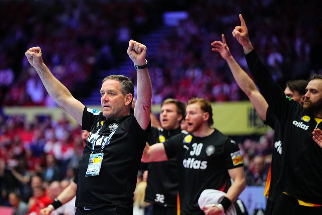 Handball-Bundestrainer Alfred Gislason bejubelt den Einzug ins EM-Halbfinale.