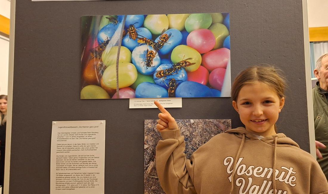 Penzberg - Fotowettbewerb des Fairtrade- und Umweltteams - „Süßigkeiten-Diebe“ nennt Tamia Scheifinger (9) ihr farbenfrohes Foto von den Wespe auf den Bonbons. Sie siegte damit in der Gruppe der Sieben- bis Zehnjährigen. 1/2026