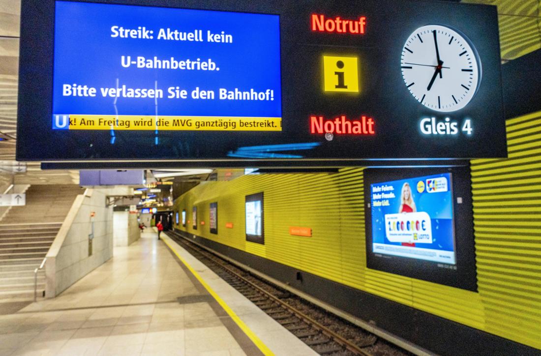 Eine Anzeige im leeren U-Bahnhof Münchner Freiheit warnt vor einem Streik bei der MVG.