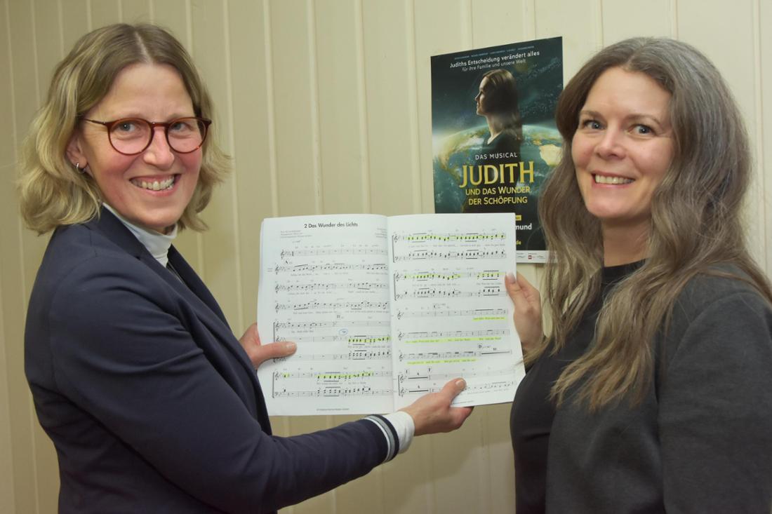 Annette Kosek und Ann-Marie Seidl proben für Chormusical Judith