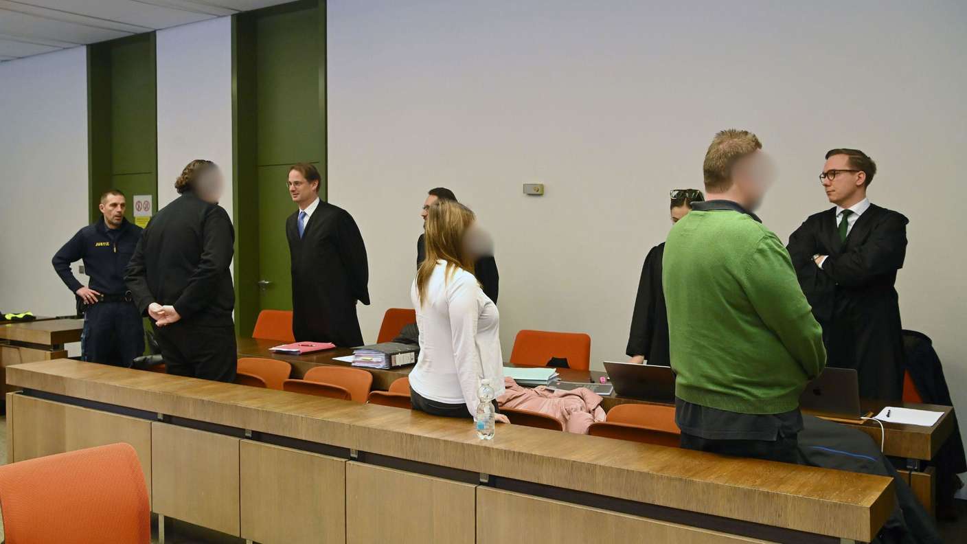 Die Angeklagten vor Gericht in München.