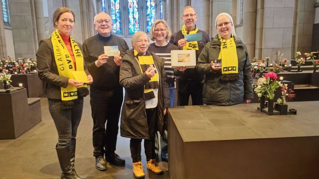 Die Box und die zuständigen Personen in der Grabeskirche.