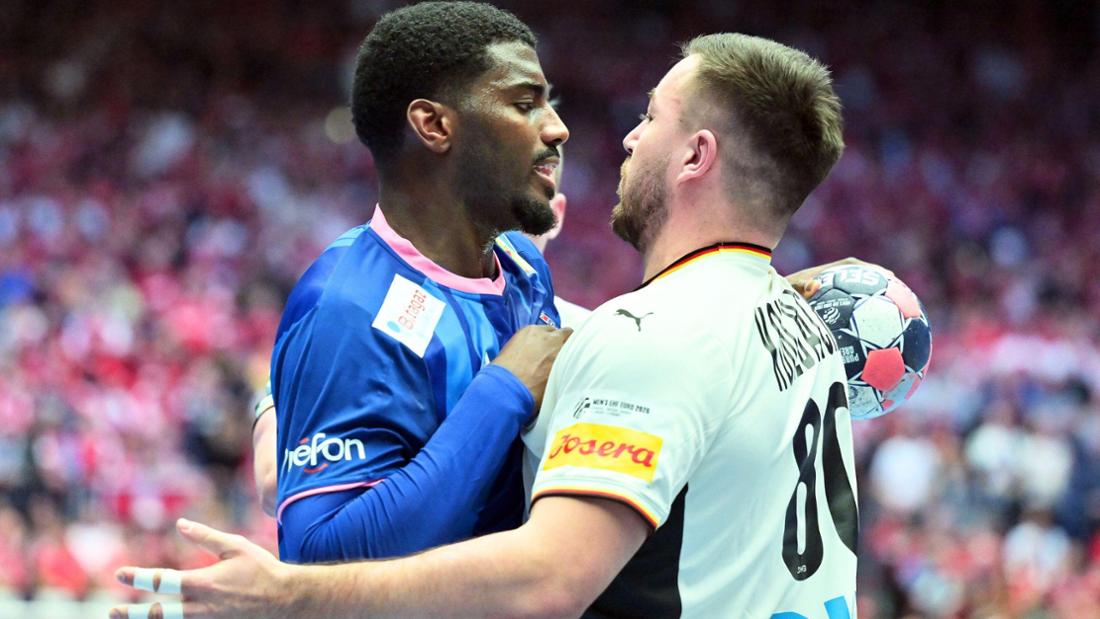 Während des Hauptrundenspiels Deutschland gegen Frankreich der Handball-EM 2026 geraten die Spieler Jannik Kohlbacher (rechts) und Dika Mem aneinander.