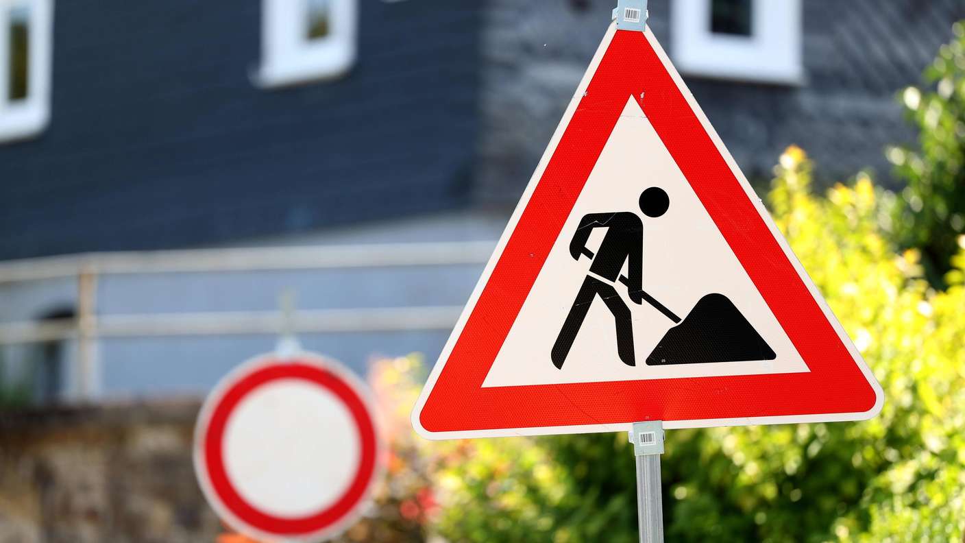 Ein Baustellenschild und ein Durchfahrt-verboten-Schild.