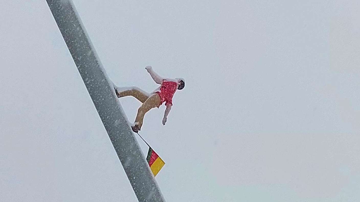 25 Meter hoch ist der Himmelsstürmer: Die Fahne hing am Freitagmorgen auf dem Platz vor dem Kulturbahnhof in Höhe der Skulptur. 
